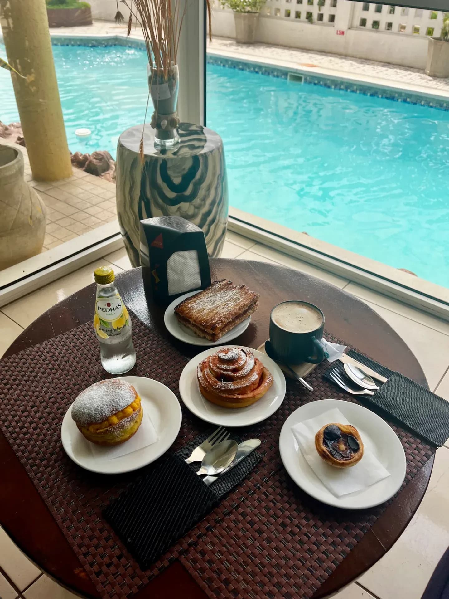 Pastello dining plate served poolside